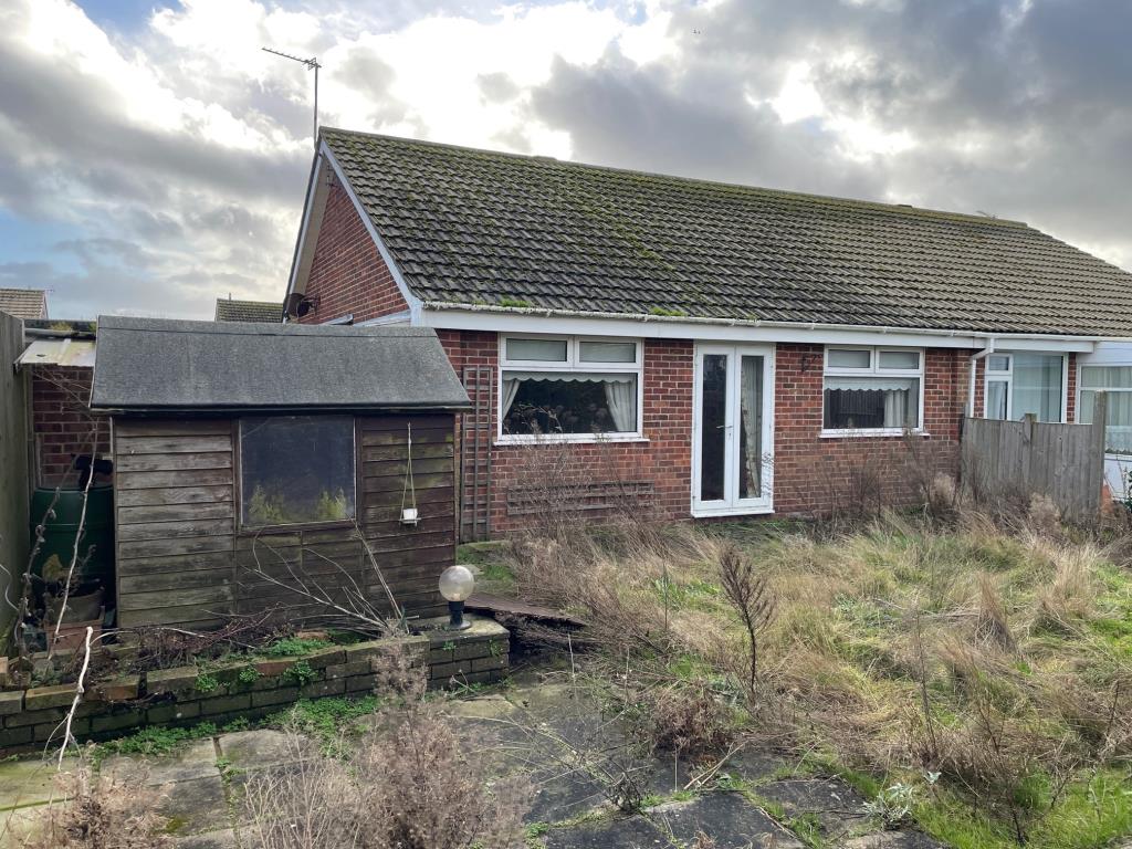 Lot: 126 - SEMI-DETACHED BUNGALOW IN POPULAR LOCATION -